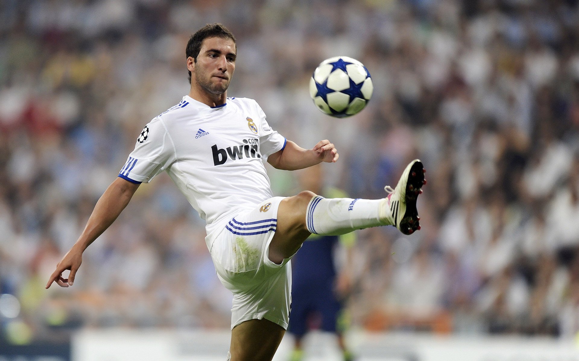 -英超团体合作：团队配合展现足球魅力，英超俱乐部关系